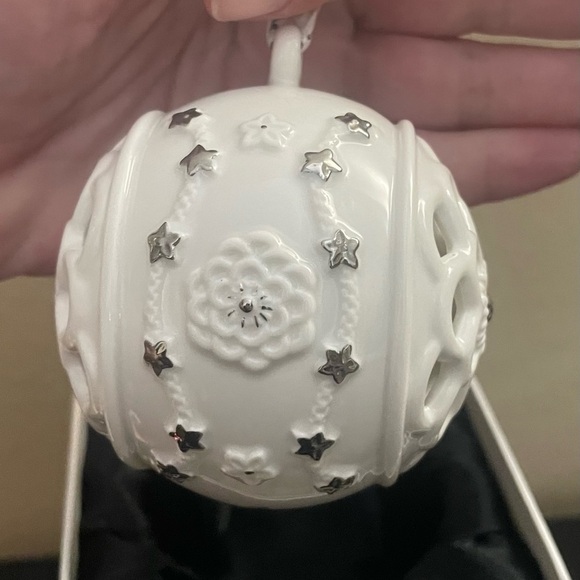 Pandora White & Silver Christmas Porcelain Ball Ornament 2011 Floral Stars - Picture 4 of 7